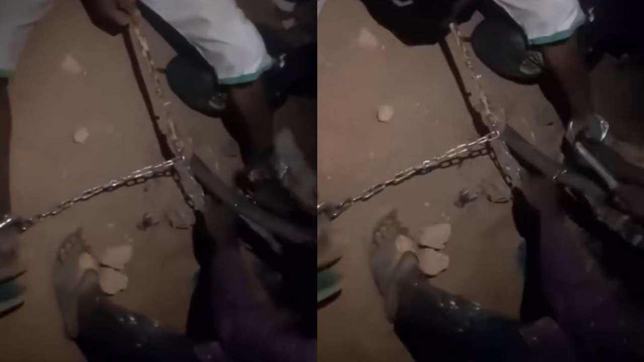 فيديو..سجين سوداني يحاول فك قيوده بعد هروبه من سجن كوبر