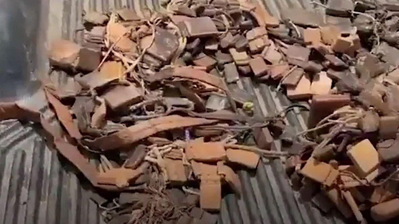الكشف عن قصة القلائد الخشبية التي يرتديها رجال “حميدتي” في معارك السودان (فيديو)