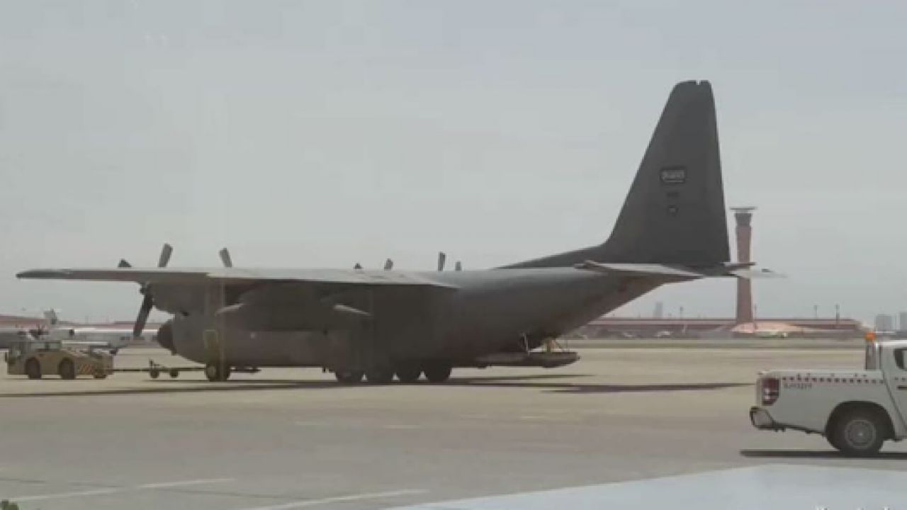 بالفيديو.. وصول طائرتين تنقل رعايا عالقين في السودان إلى القاعدة الجوية في جدة