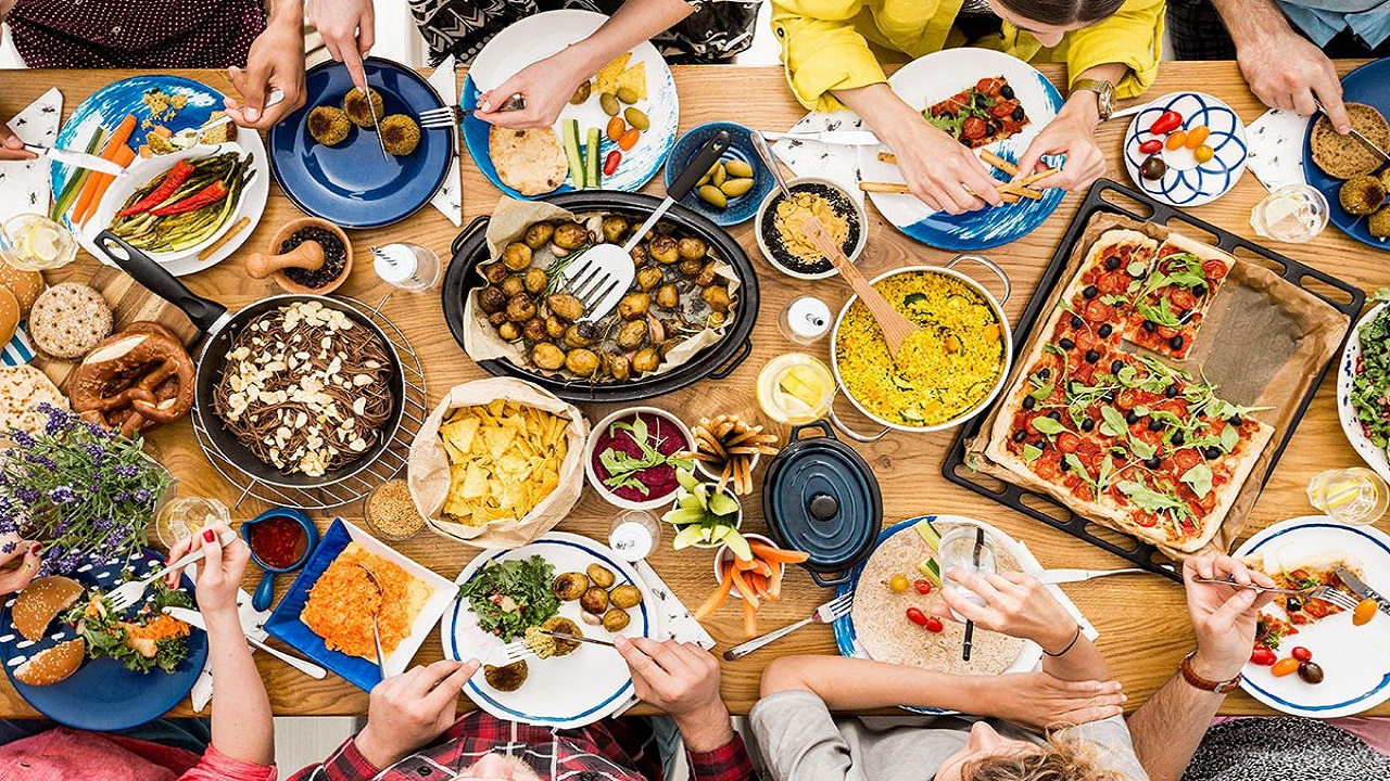 مختصة تغذية توضح مخاطر العادات الخاطئة في إفطار العيد