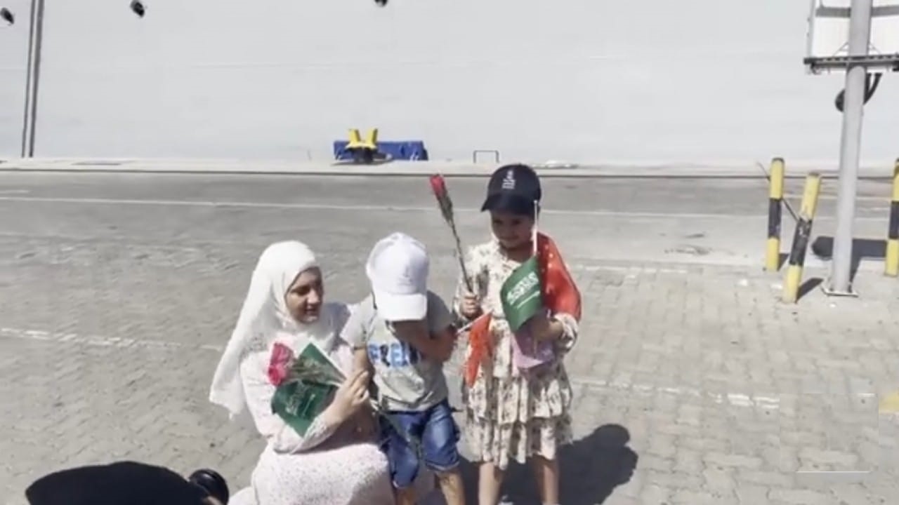 بالفيديو.. منسوبو ميناء جدة الإسلامي يعطون الأطفال قبعاتهم لحمايتهم من الشمس