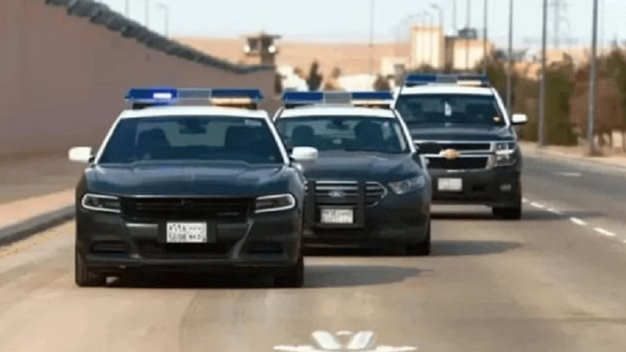 دوريات الأمن بالرياض تقبض على 4 أشخاص بحوزتهم مواد مخدرة