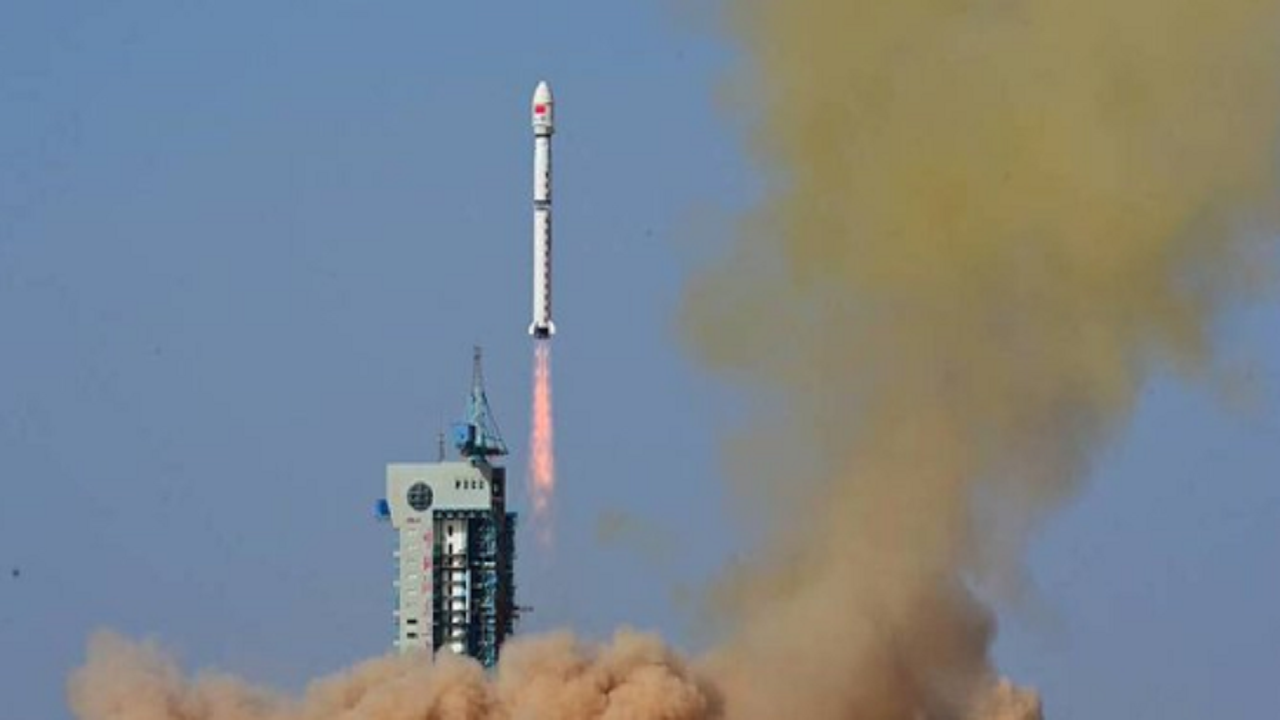 الصين تطلق قمراً اصطناعياً للأرصاد الجوية