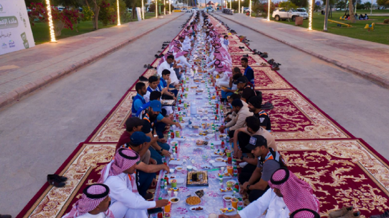 600 متر و 12500 وجبة.. بلدية محافظة الدلم تنظم أطول مائدة إفطار رمضاني