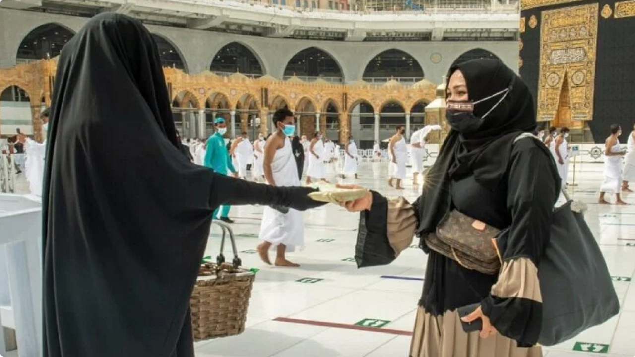 موظفات “رئاسة شؤون الحرمين” يقدمون خدماتهن لقاصدات المسجد الحرام بعدة لغات