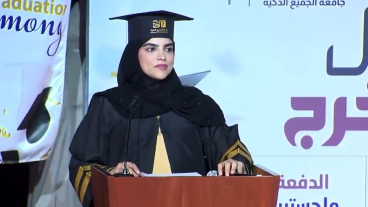 ابنة سارة الودعاني ترفض إلقاءها كلمة الخريجين حتى تحملها.. فيديو