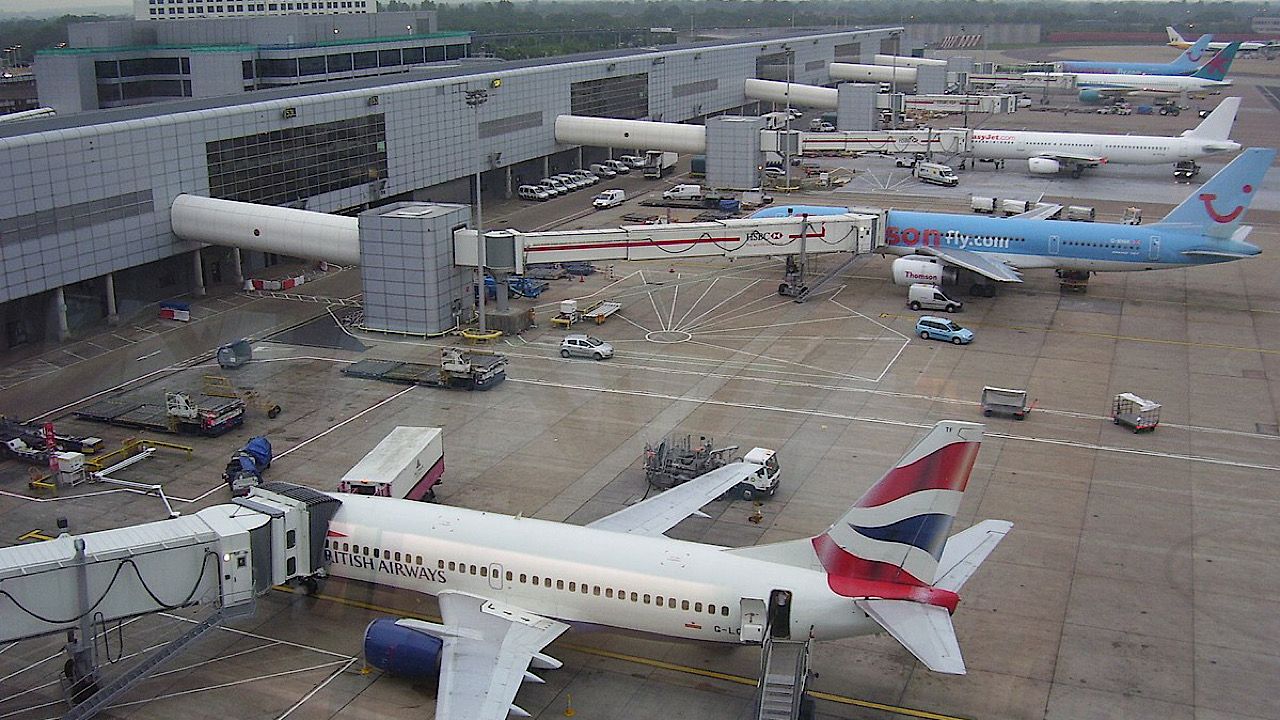 مطار لندن يعلق عشرات الرحلات بسبب مسيّرة مجهولة