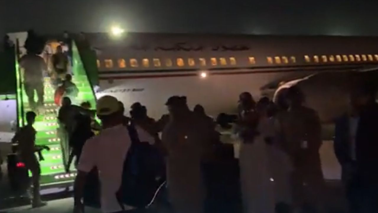 بالفيديو.. مغادرة الطائرة المغربية وعلى متنها 126 شخصًا تم إجلاؤهم من السودان