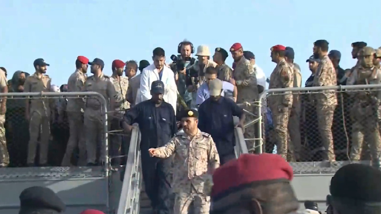 شاهد .. إنزال حالة طبية حرجة لمسنة قادمة من السودان عبر سفينة الملك أبها