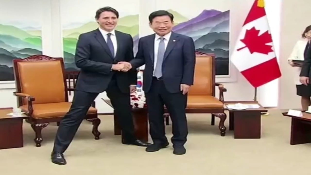 رئيس الوزراء الكندي يُباعد بين قدميه ليبدو قصير القامة.. فيديو