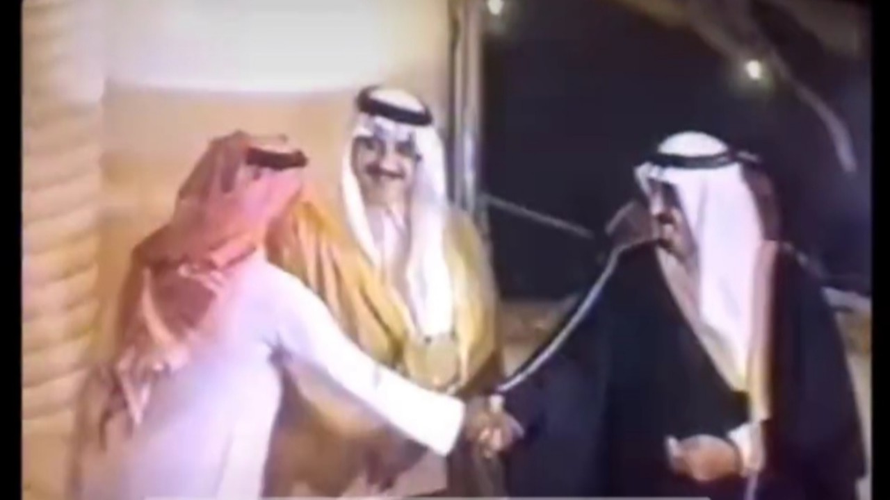 فيديو نادر للملك فهد خلال سلامه على لاعبي المنتخب