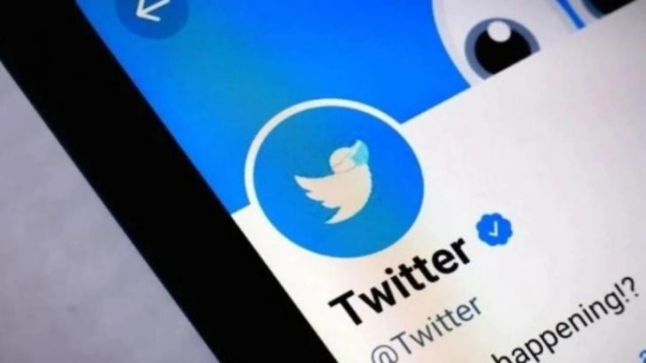 عودة العلامة الزرقاء لحسابات تويتر بسبب خطأ مفاجئ