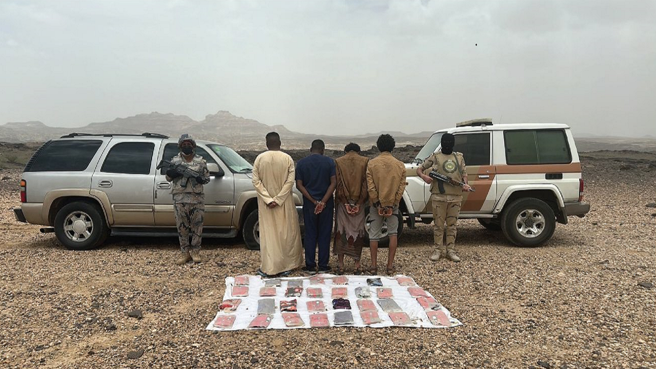 القبض على مخالِفَين لنظام أمن الحدود لمحاولتهما تهريب مادة الحشيش المخدر بنجران