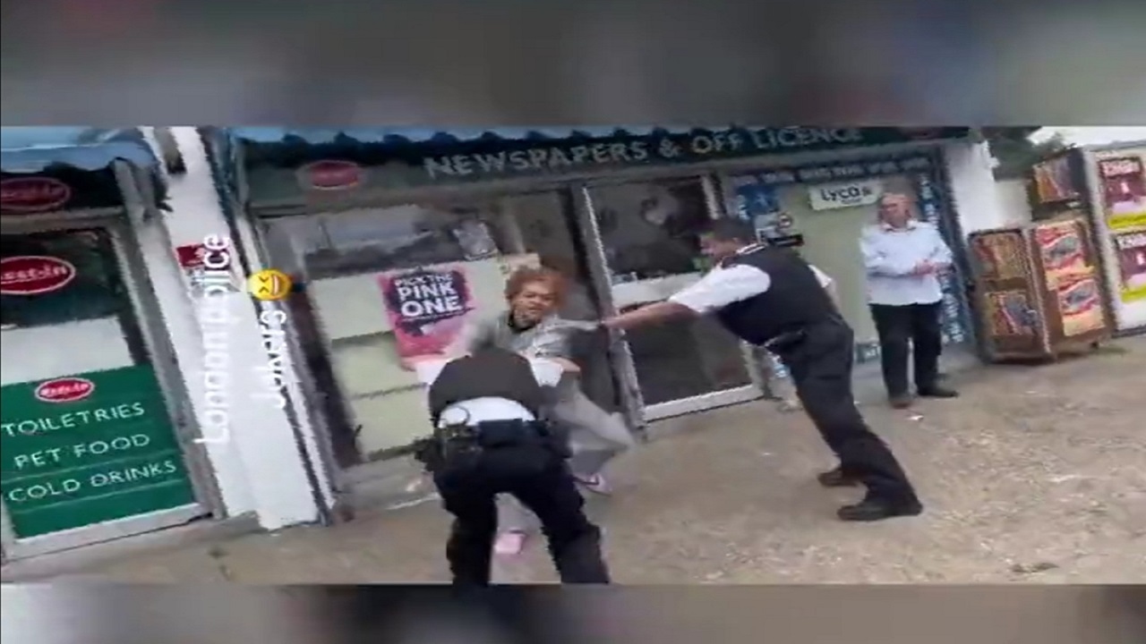 مسنة تهاجم شرطيان في لندن.. فيديو