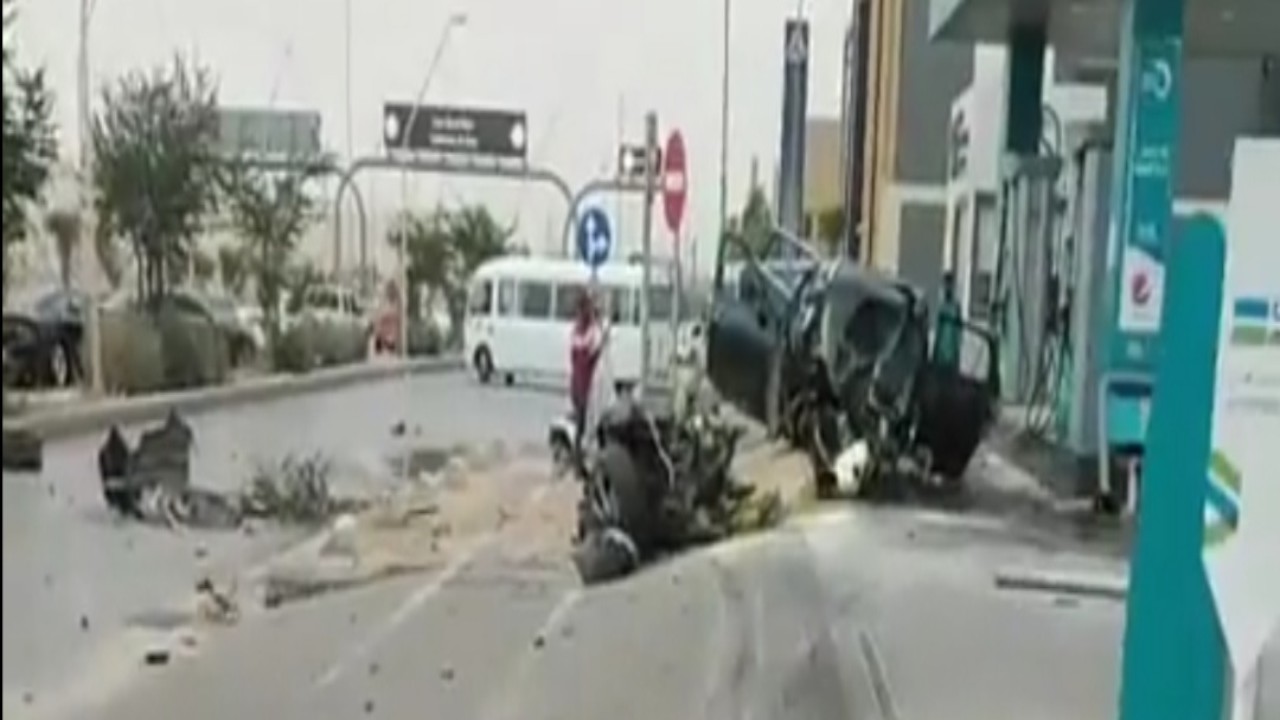 تحطم سيارة إثر حادث مروع في الرياض.. فيديو