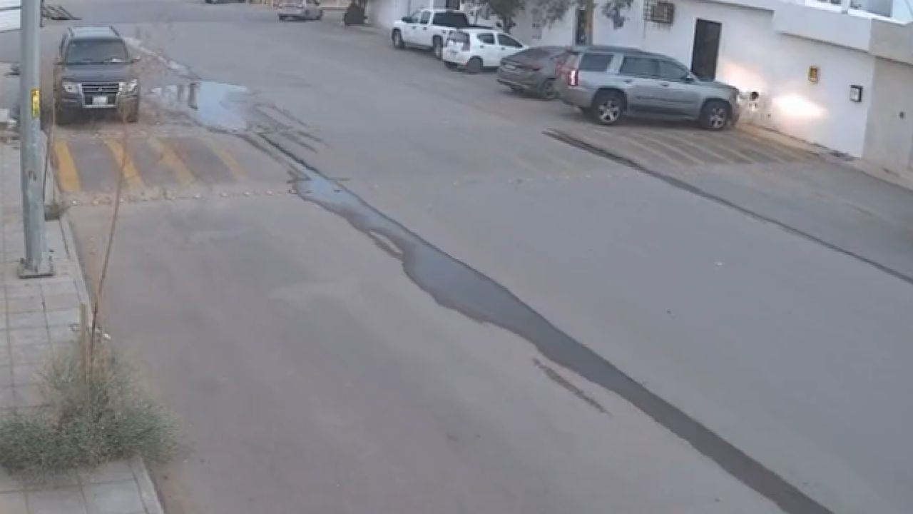 بالفيديو.. سيارة تدهس رجلاً مرتين عمدًا بوضح النهار بأحد مناطق المملكة