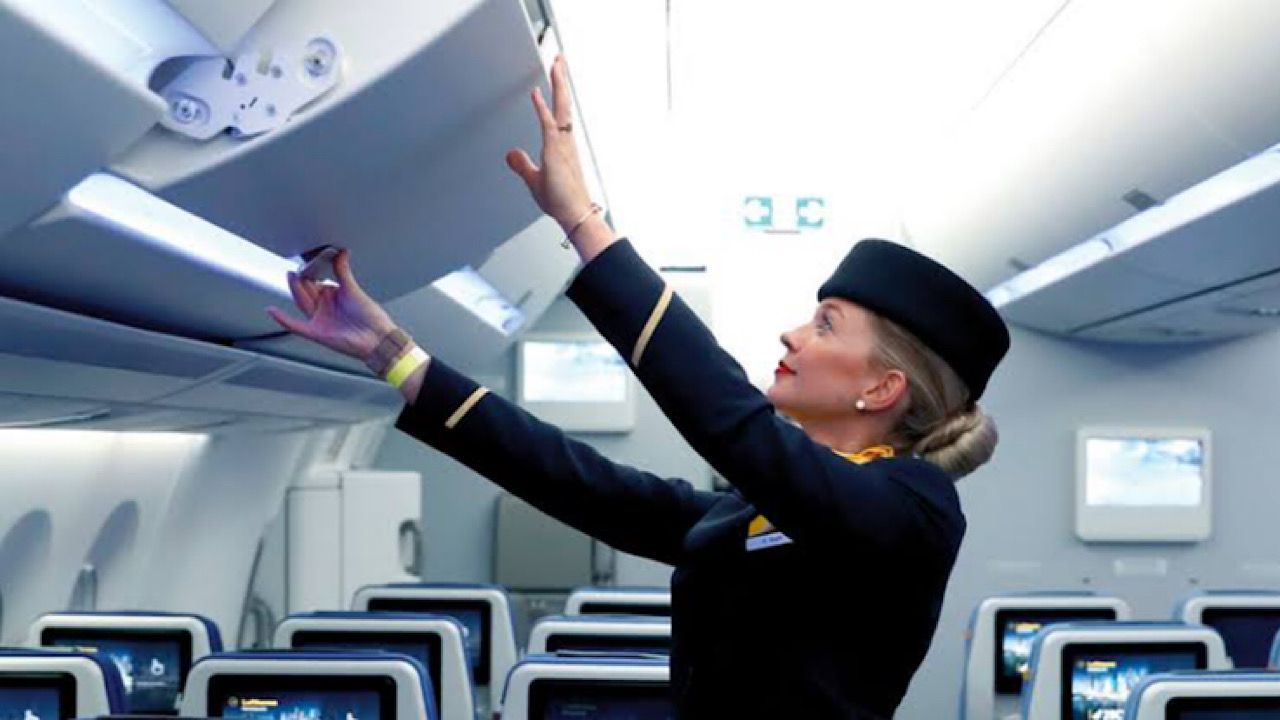 مضيفة طيران توضح أهم 6 أسباب لاختيار المقعد المميز على الطائرة