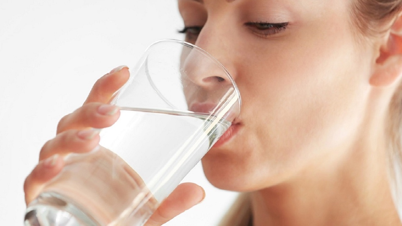 خبيرة: شرب الماء مع الوجبات لا يضعف عملية الهضم
