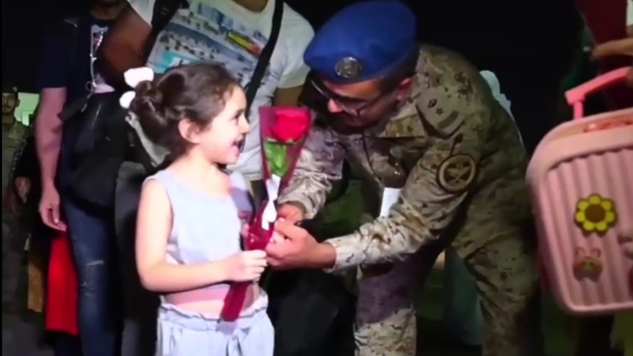 شاهد.. وداع مؤثر من عناصر عسكرية سعودية لطفلة متجهة إلى بلدها ضمن عمليات الإجلاء