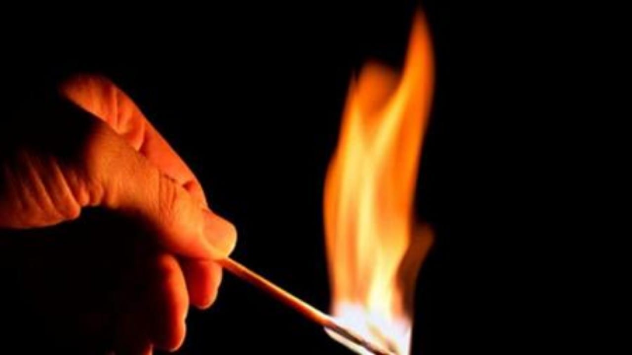 رجل يشعل النيران في زوجته وابنته وهما نائمتان