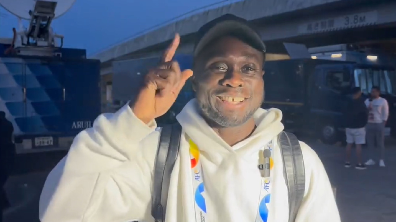 بالفيديو .. إعلامي نيجيري يسافر إلى طوكيو دعماً لـ &#8220;إيغالو&#8221; في نهائي آسيا