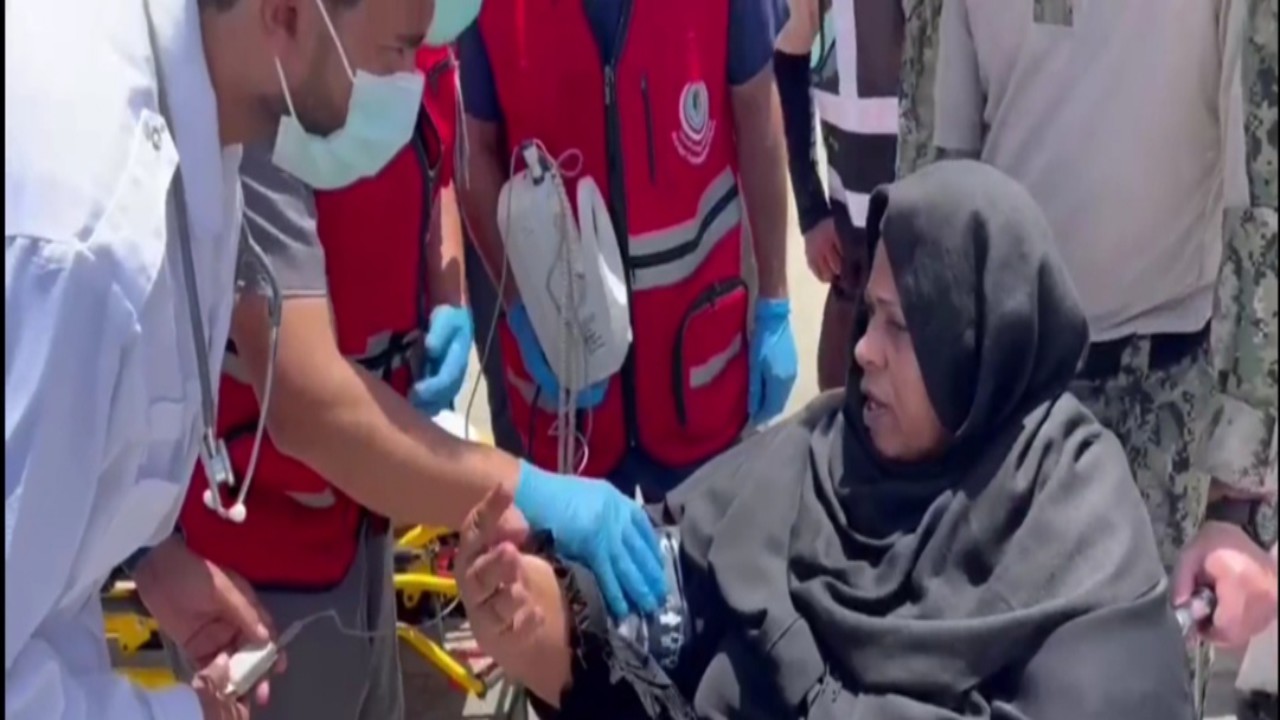 شاهد.. إسعاف جدة يباشر حالة طبية قادمة من السودان عبر سفينة الإجلاء الأمريكية