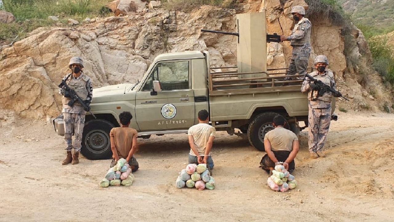 القبض على 3 مخالفين لنظام أمن الحدود لمحاولتهم تهريب نبات القات المخدر بجازان