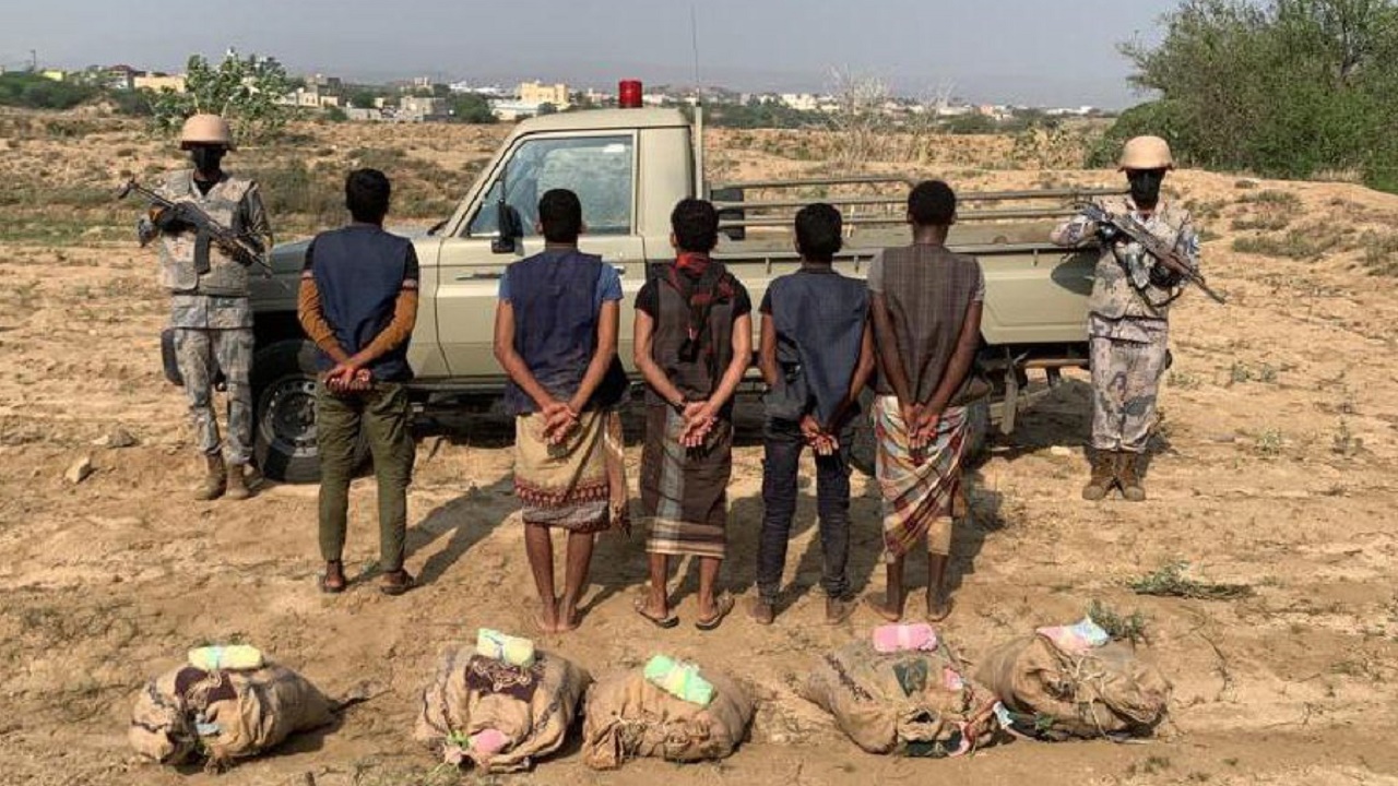 القبض على 5 مخالفين لنظام أمن الحدود لتهريبهم نبات القات المخدر بجازان