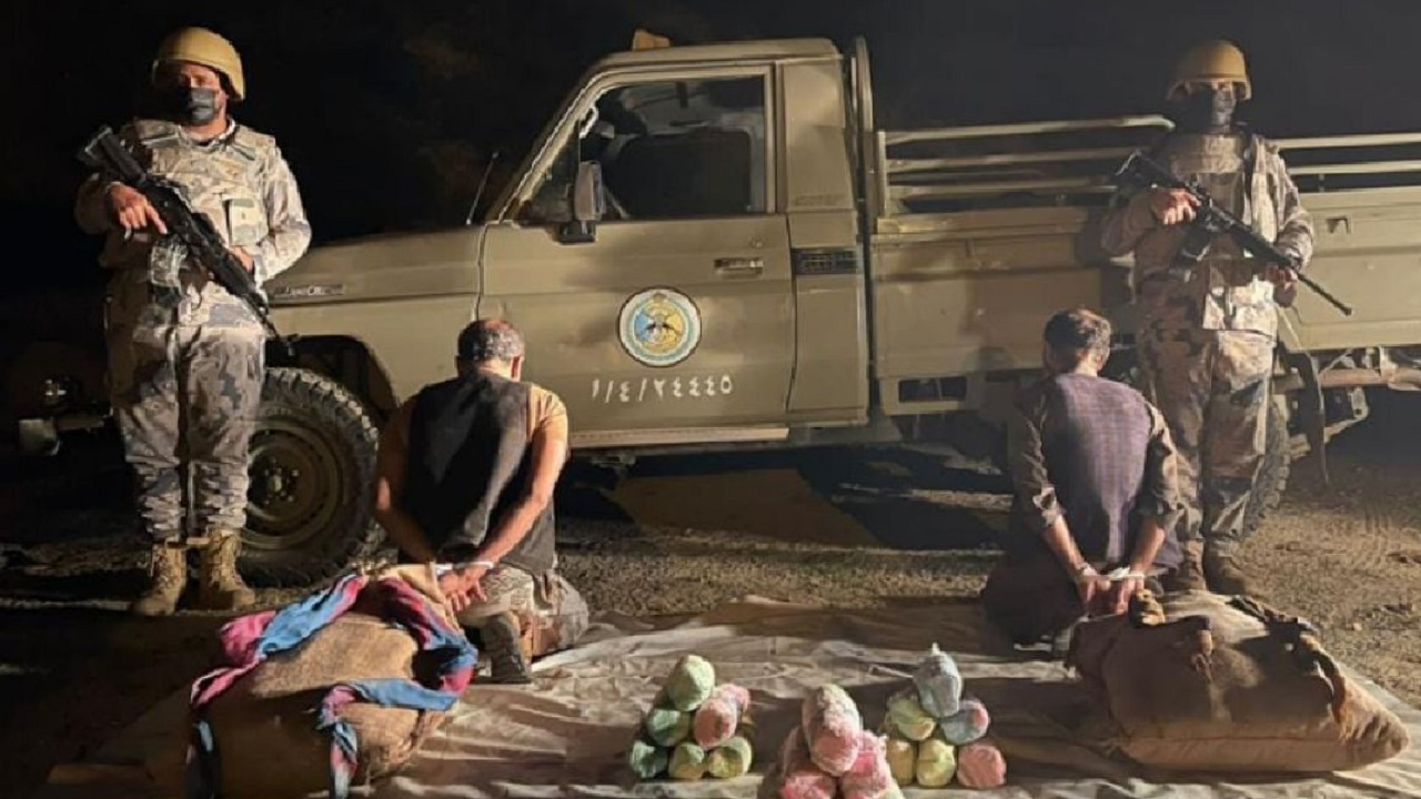 القبض على مخالفين لنظام أمن الحدود لتهريبهما نبات القات المخدر بعسير