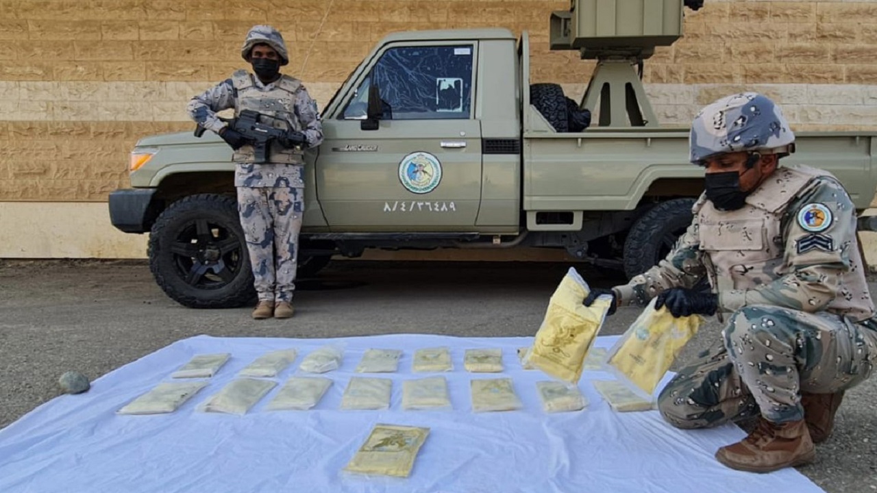 حرس الحدود يحبط تهريب 20.2 كيلوجراماً من مادة الحشيش المخدر بجازان