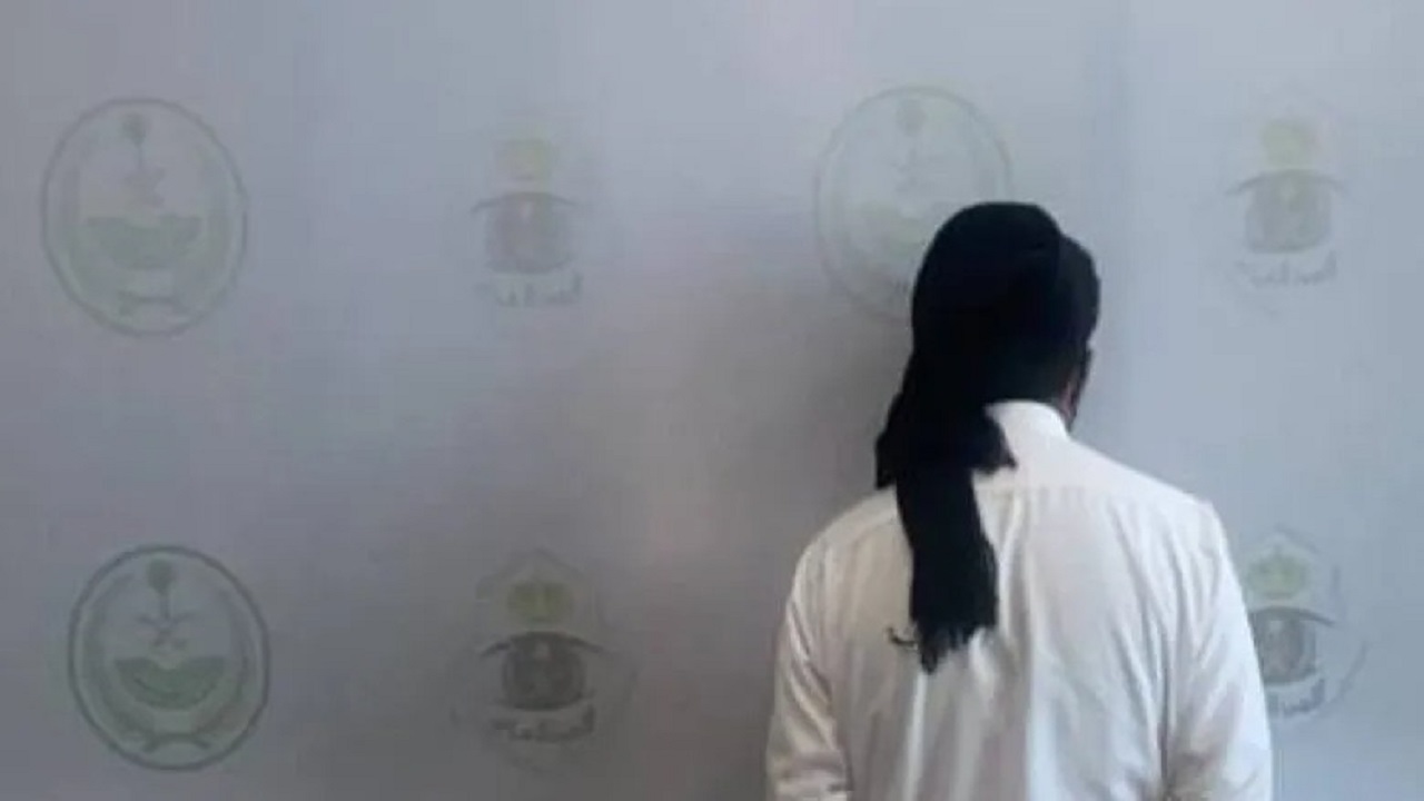 دوريات الأمن بعسير تقبض على شخص لترويجه مادة الإميفيتامين المخدر بمحافظة خميس مشيط