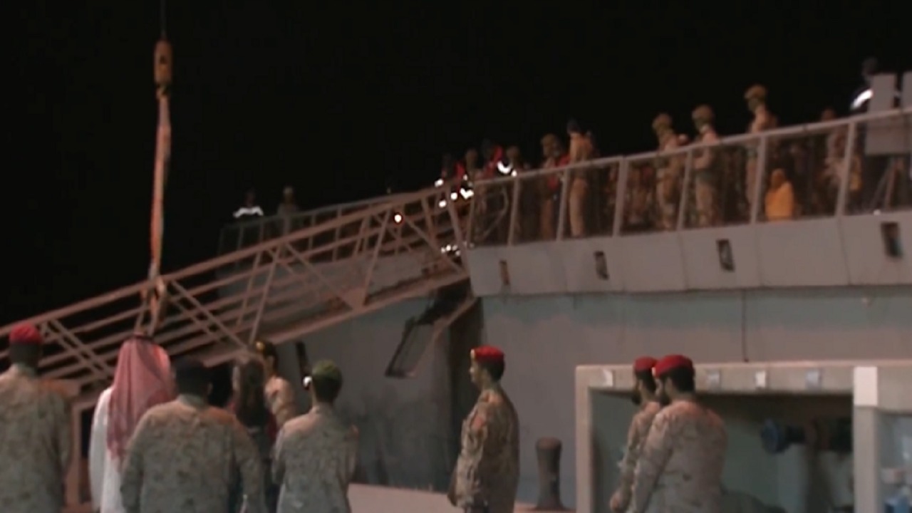بالفيديو .. وصول 220 شخصا على متن سفينة جلالة الملك الرياض قادمة من السودان
