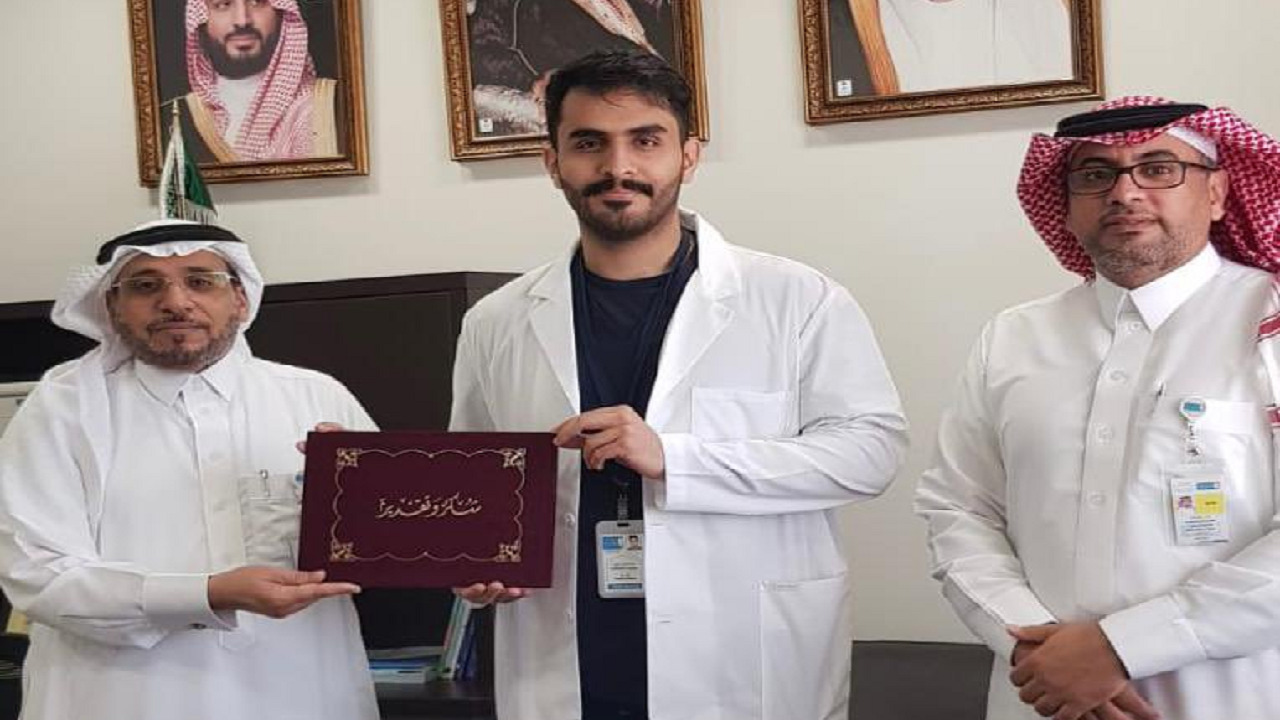 جامعة الملك سعود تكرم طالب اكتشف خطأً في كتاب &#8220;طب الأطفال&#8221;
