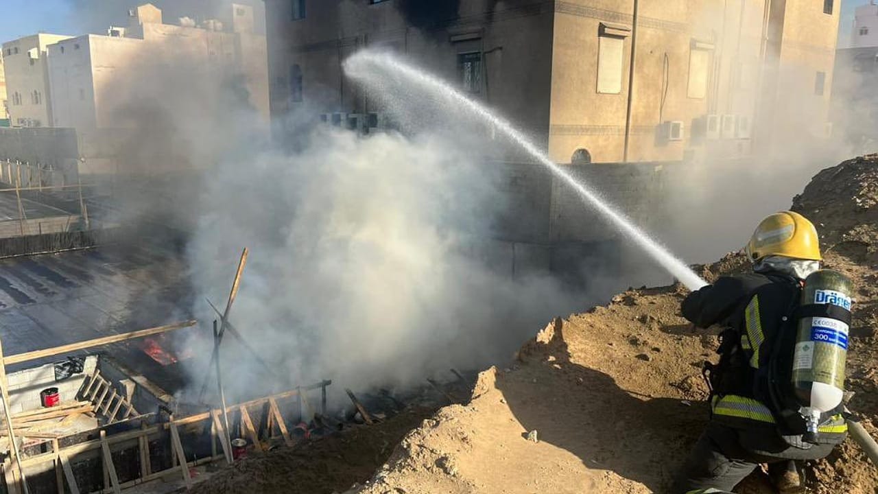 نشوب حريق بمبنى تحت الإنشاء في مكة