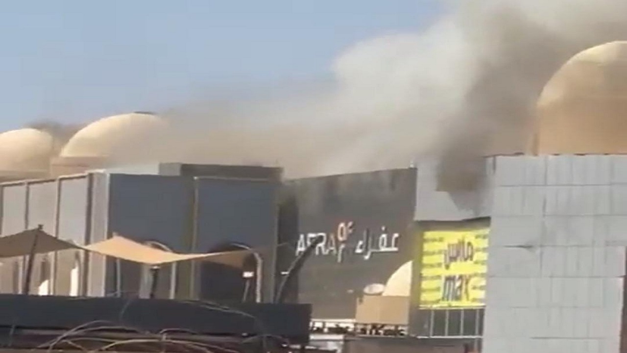 شاهد.. اندلاع حريق هائل في أكبر المراكز التجارية بالخرطوم
