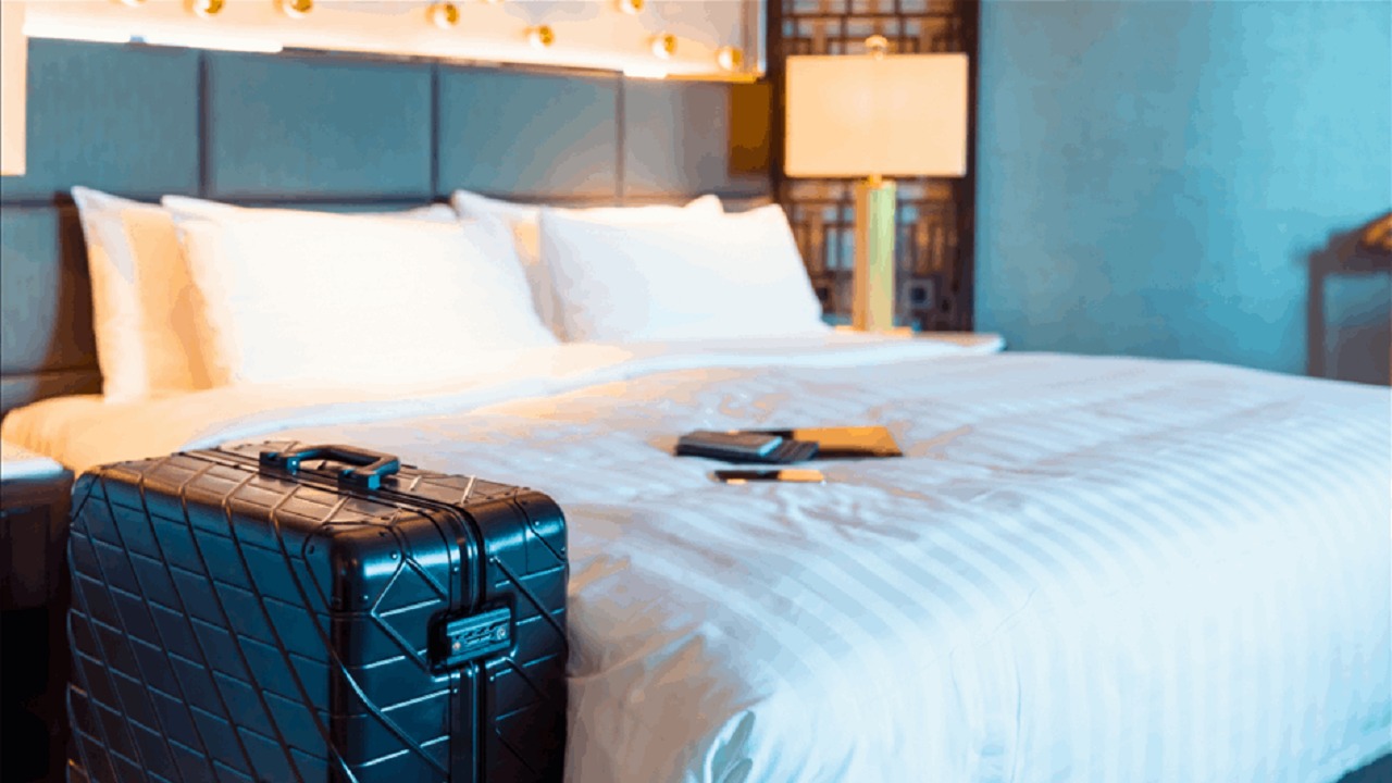 كان يظنها رائحة قدمه..سائح يكتشف وجود جثة تحت سريره بالفندق