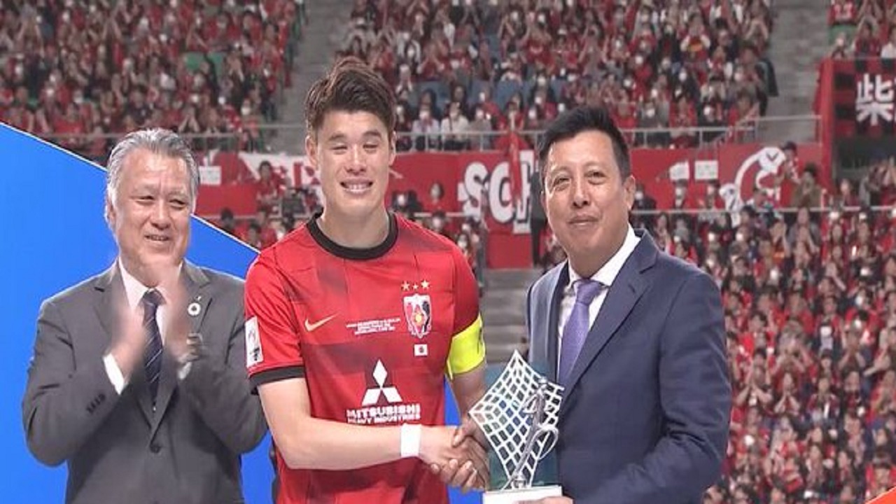 مدافع أوراوا يحصد جائزة أفضل لاعب بدوري آسيا