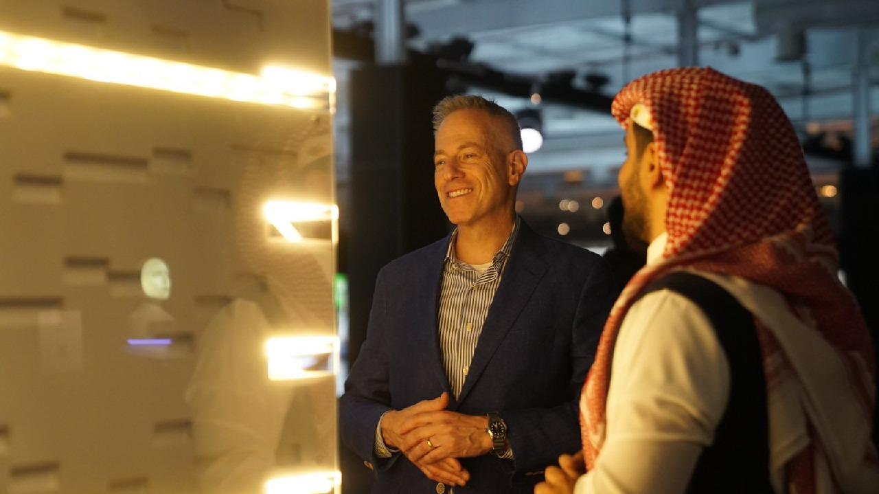 السفير الأمريكي في المملكة يزور معرض ذا لاين في الرياض