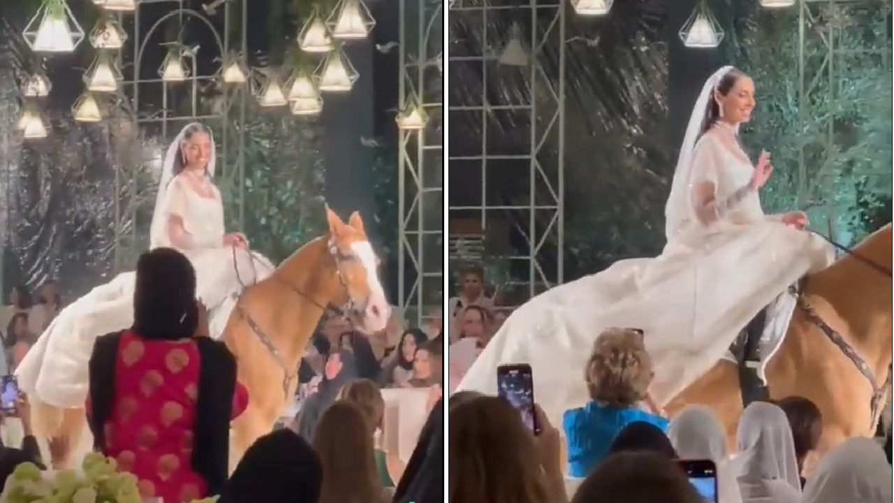 شاهد .. عروس تدخل قاعة زفافها على ظهر حصان