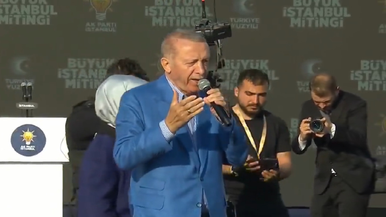 إردوغان يغني أمام 1.7 مليون من أنصاره في إسطنبول (فيديو)