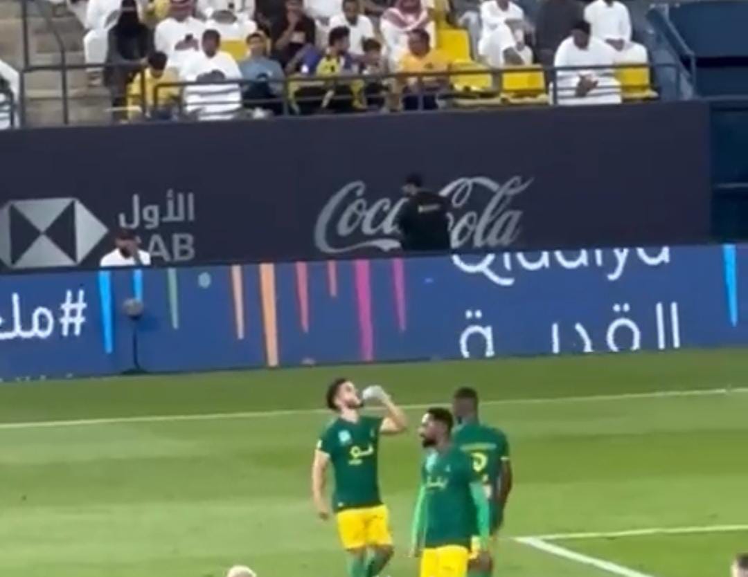 تصرف غريب من لاعب الخليج في مباراة النصر (فيديو)