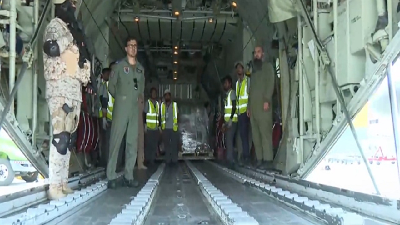 طائرة القوات الجوية تستعد لنقل مساعدات إغاثية إلى السودان.. فيديو