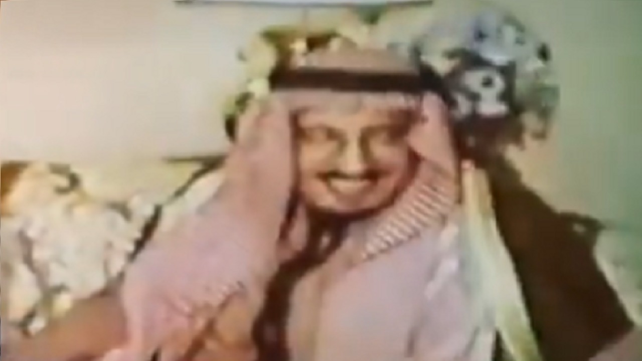 فيديو نادر للملك سلمان بابتساماته العفوية مع الأمير ماجد