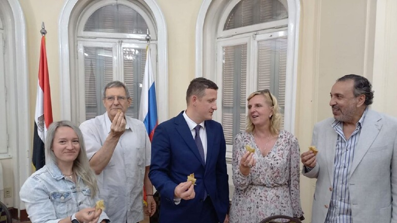 رد فعل رائد فضاء روسي بعد تذوقه الفطير المصري (فيديو)