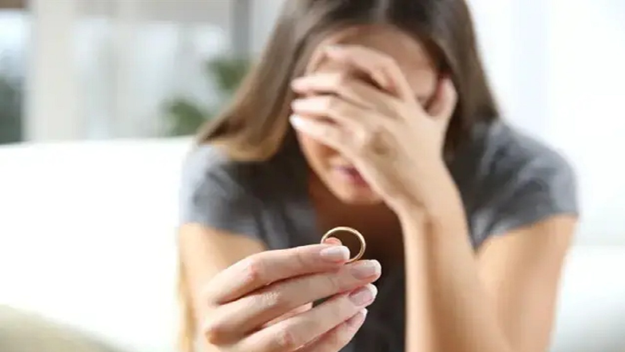سبب بكاء المرأة التي طلبت الطلاق بعد استلام الورقة رسميا