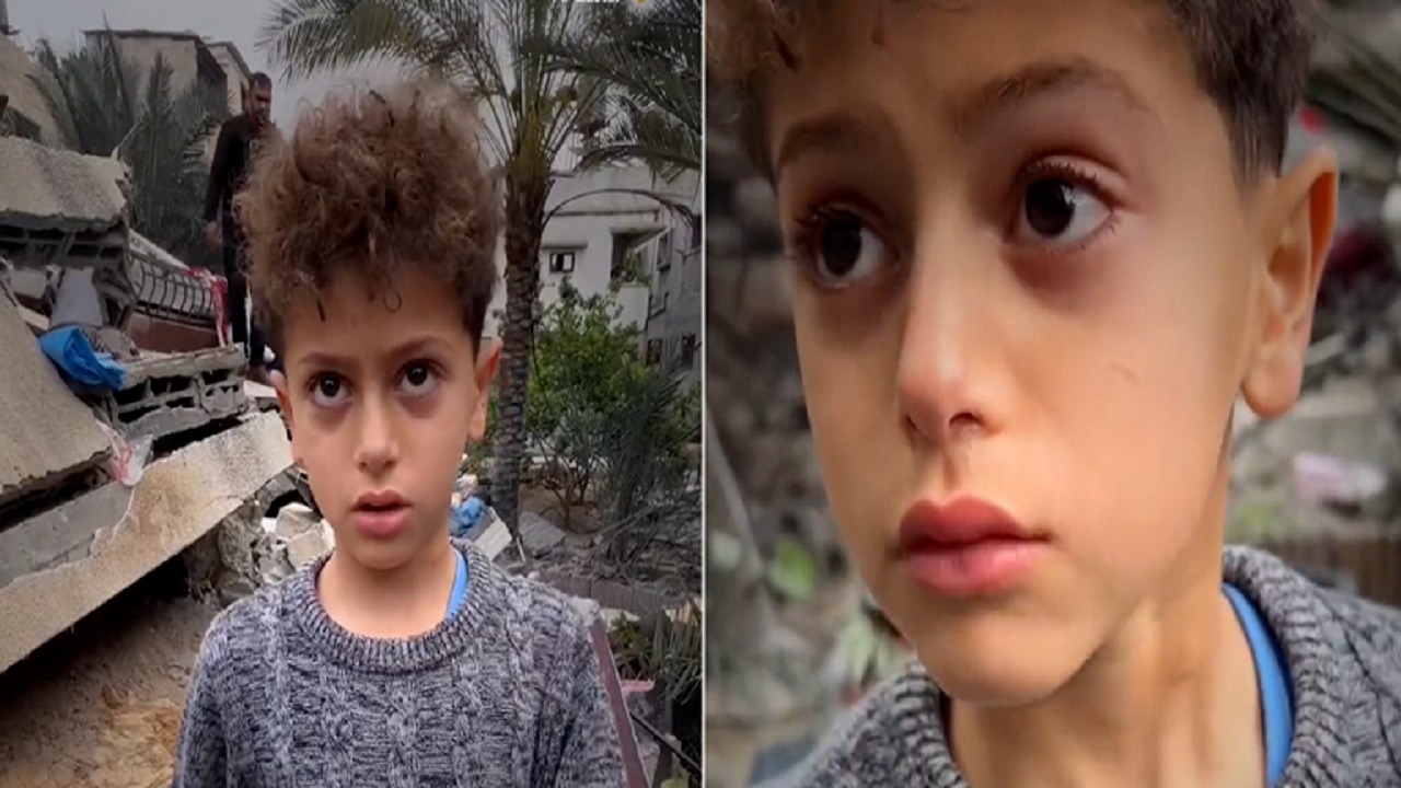 طفل فلسطيني يبكي ويبحث عن ألعابه تحت الركام (فيديو)