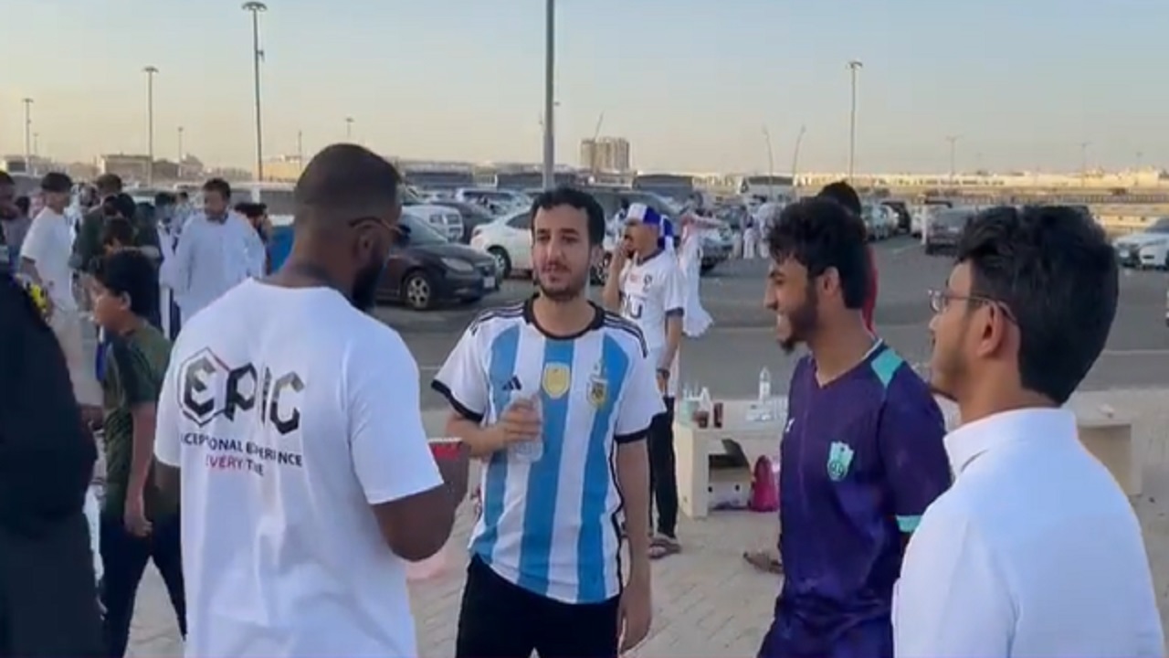منع مشجع يرتدي قميص الأهلي من دخول ملعب نهائي كأس الملك