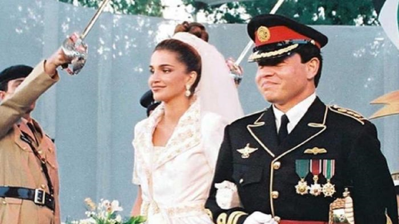شاهد بطاقة زفاف ملك الأردن والملكة رانيا قبل 30 عامًا (ًصور)