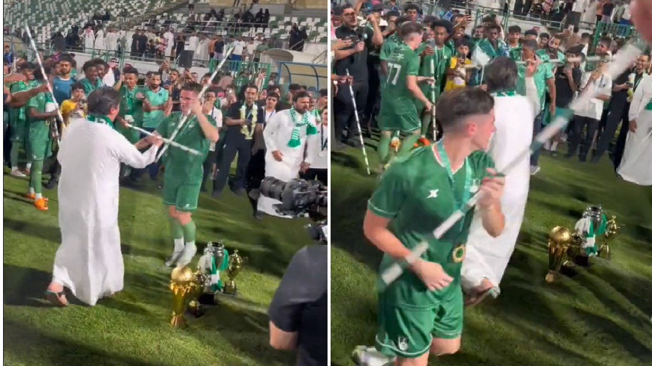 احتفال لاعبي الأهلي مع الجمهور بتحقيق دوري الشباب (فيديو)