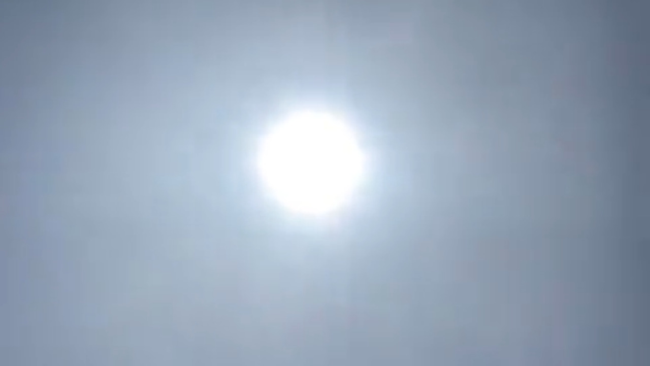 ظاهرة غريبة للشمس في سماء صامطة (فيديو)